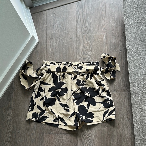 Pants - Floral high waisted shorts